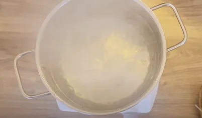 Чтобы приготовить яйцо пашот, вскипятите воду в кастрюле, а затем уменьшите до маленького огня, чтобы не было кипения. Затем налейте туда уксус.
