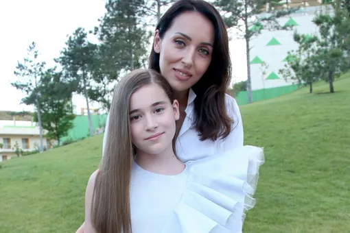 «Хорошенькие, как куколки»: Микелла Абрамова поздравила сестру с 13-летием и показала архивные фото