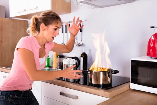 Безопасная кухня: что делать при порезах, ожогах и ударах током