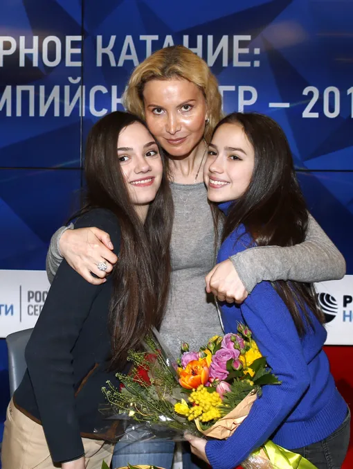 Евгения Медведева и Алина Загитова обнимают своего тренера Этери Тутберидзе