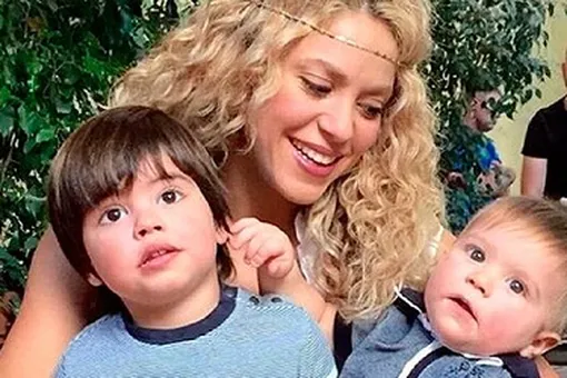 Шакира научила читать своего двухлетнего сына