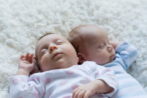 У близнецов, родившихся в новогоднюю ночь, разные годы рождения: это возможно?