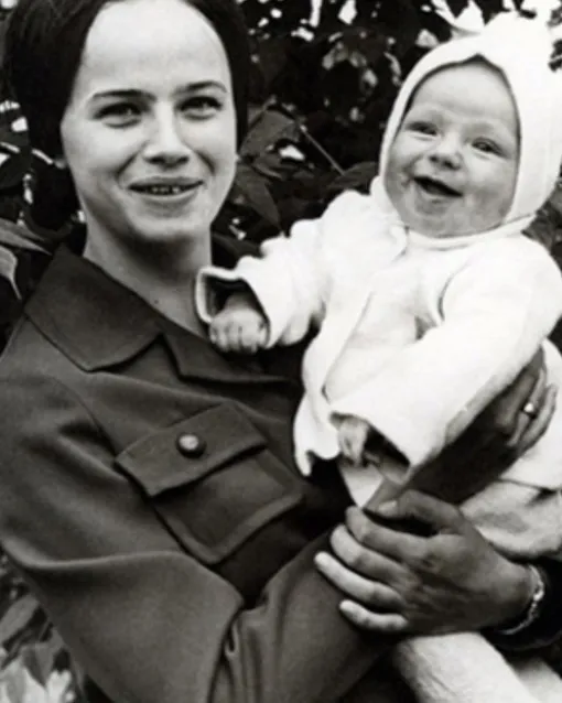 Елена Преснякова с маленьким сыном на руках. Архивное фото