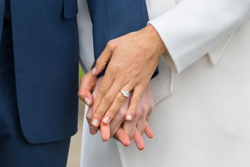Меган Маркл демонстрирует своё кольцо в день объявления о помолвке с принцем Гарри 27 ноября 2017 года