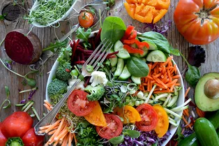 10 лёгких красивых салатов на праздничный стол