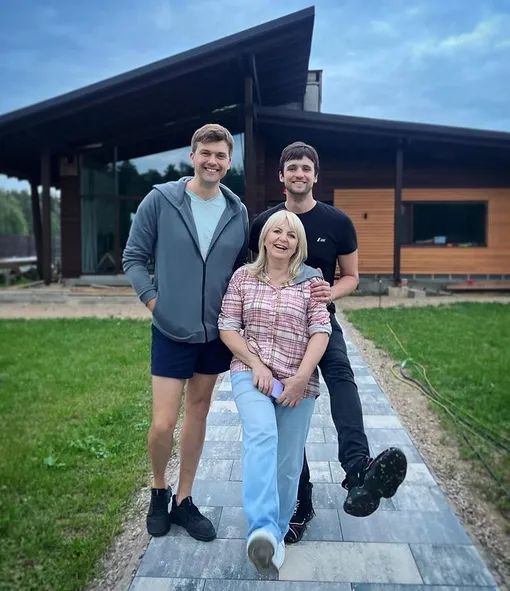 Дмитрий Колдун фото с братом Георгием и матерью Татьяной Борисовной