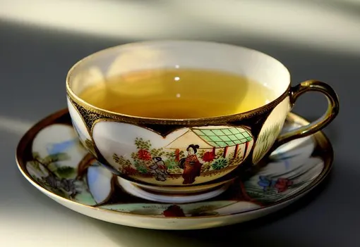 В зелёном чае есть кофеин, который ускоряет метаболизм.
