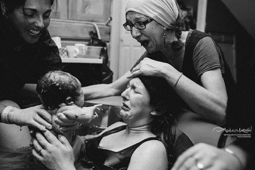 Сеть покорили эмоциональные и невероятно трогательные снимки женщин, которых на родах поддерживают их мамы
