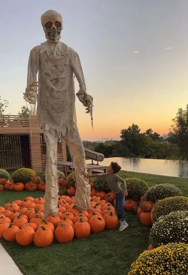 Огромный зомби-скелет украшает дом Джона Ледженда