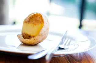 7 способов, как быстро почистить картошку без ножа и овощечистки