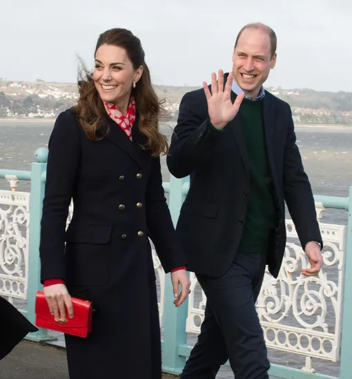 Кейт Миддлтон и принц Уильям во время визита в Уэльс