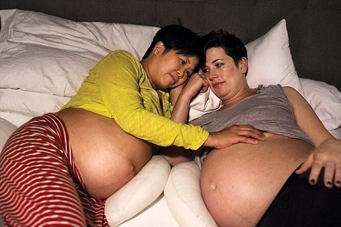 В гей-паре обе партнерши забеременели одновременно и родили с разницей в четыре дня
