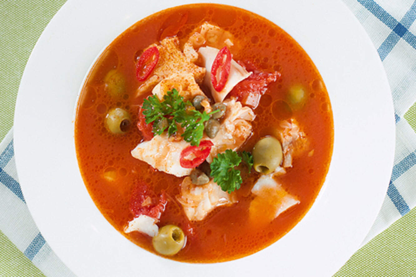 Рыбный суп из консервов калорийность. Средиземноморская похлебка. Средиземноморский томатный суп. Средиземноморский рыбный суп. Средиземноморский суп с морепродуктами.