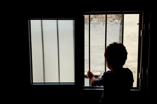 В затопленной квартире в Новороссийске случайно нашли мальчика-«маугли»