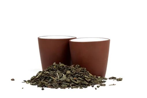 Остатки чая часто используют для удобрения комнатных растений.