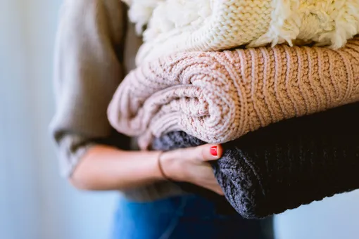 Летом убирайте теплые зимние вещи из гардероба, чтобы не занимать место.