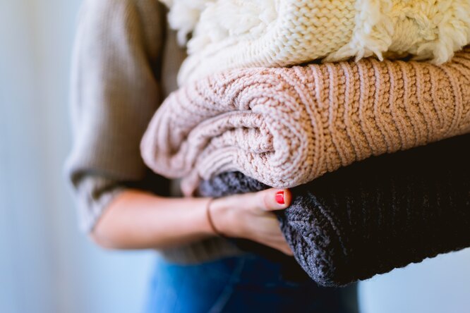 Летом убирайте теплые зимние вещи из гардероба, чтобы не занимать место.
