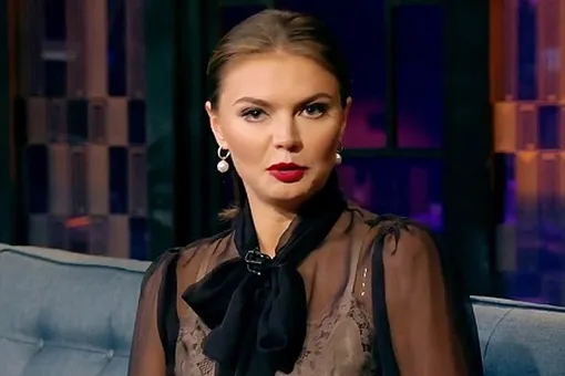 Преобразившаяся Алина Кабаева появилась в полупрозрачном наряде на шоу «Вечерний Ургант»