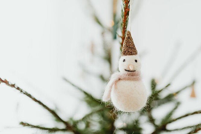 Украсьте снеговика шляпкой и шарфом, чтобы он не замерз