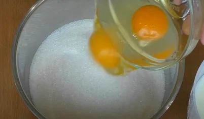 Теперь займитесь заварным кремом. Соедините в кастрюле муку, сахар обычный и ванильный, яйца. Размешайте до однородности. Добавляйте понемногу молоко и хорошенько размешивайте.
