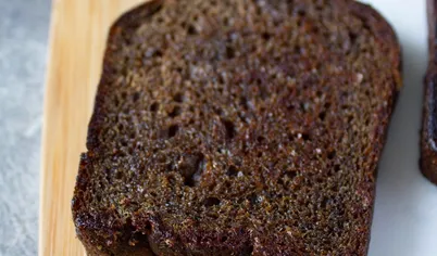 В сковороде на оливковом масле поджарить с двух сторон ломтики чёрного хлеба, посолить.