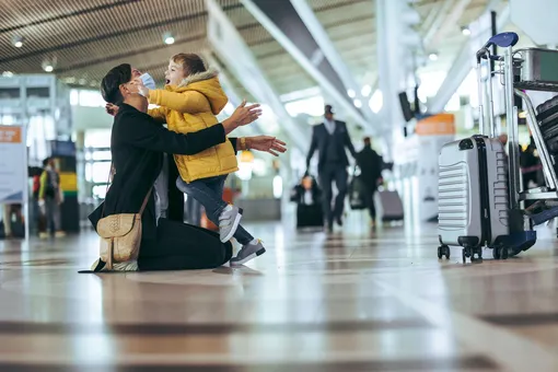 Мама встречает сына в аэропорту объятиями