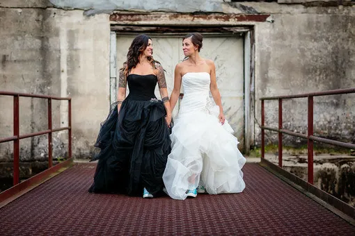 23 тёмных свадебных платья, что выглядят шикарнее белых