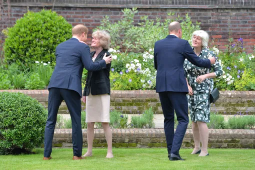 Принц Гарри и принц Уильям приветствуют леди Сару Маккоркодейл (слева) и леди Джейн Феллоуз (справа) в 2021 году