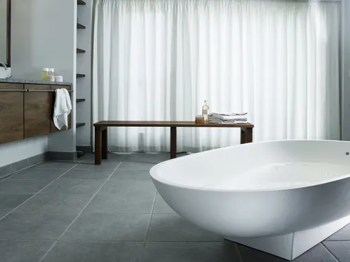 Виниловая плитка идеально подходит для комнат с высоким уровнем влажности, например для ванной или подвала.