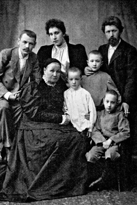Семейный портрет московского фотографа Петра Павлова (1890-е годы)