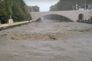Вой сирен, затопленные улицы и возможная эвакуация: что происходит в Сочи