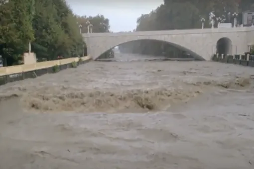 Вой сирен, затопленные улицы и возможная эвакуация: что происходит в Сочи