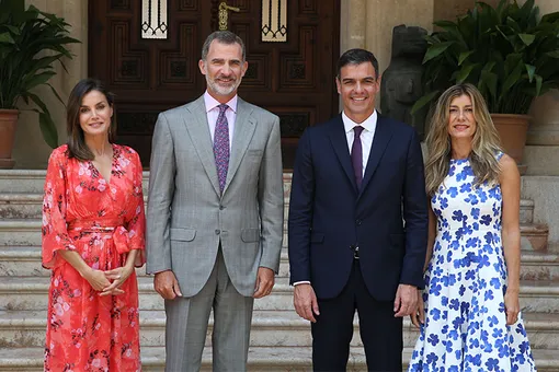 Королева Летиция и король Фелипе с премьер-министром Педро Санчесом и его женой Марией Бегоной Гомес