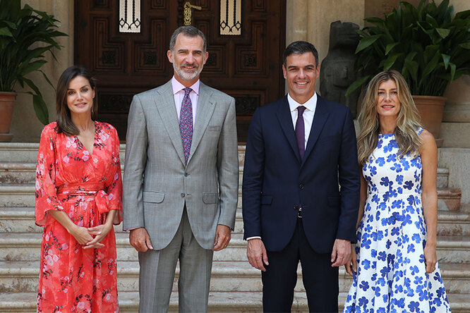 Королева Летиция и король Фелипе с премьер-министром Педро Санчесом и его женой Марией Бегоной Гомес