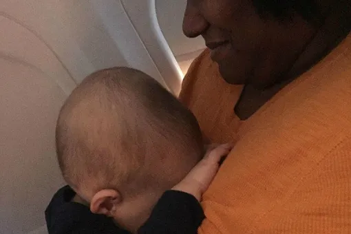Незнакомая женщина забрала ребенка у отца в самолете, чтобы он мог поспать