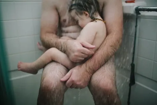 Мама, которая поделилась фотографией ребенка с отцом в душе, пойдет под суд