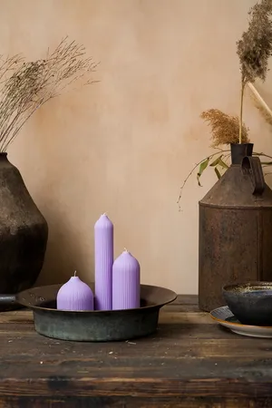 Свеча декоративная цвета лаванды из коллекции Edge