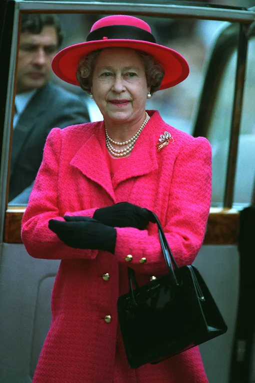 В этом пальто цвета фуксии Елизавета II выглядит очень стройной