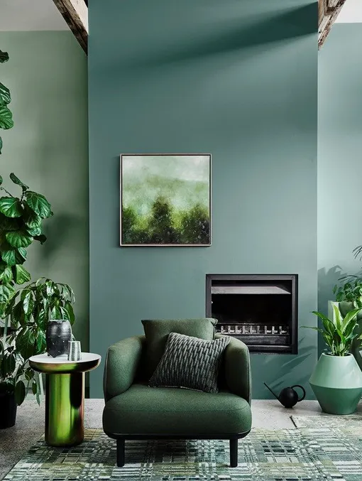Идеальную расслабленную и умиротворяющую атмосферу помогают создавать серовато-зеленые оттенки шалфея или хаки.