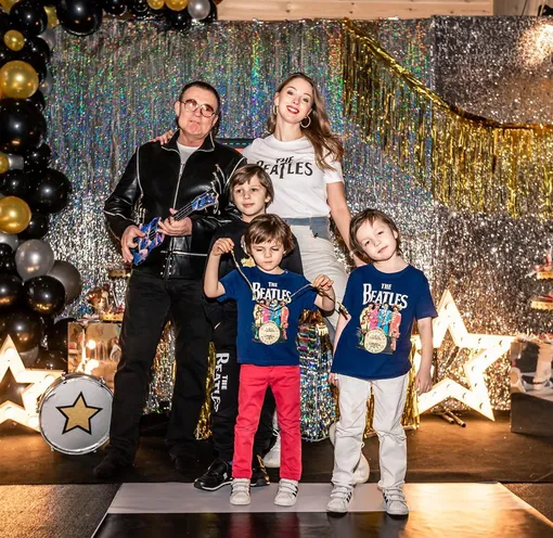 Дмитрий Дибров и Полина Диброва с детьми