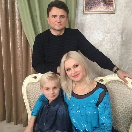 Наталья Рудина (Натали) с сыном Анатолием и Тимуром Кизяковым