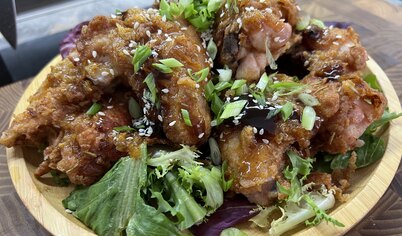 Готово! На тарелку высыпаем микс из салатов, сверху укладываем крылышки, поливаем медовым соусом и соусом «Терияки», посыпаем нашинкованным зеленым луком, кунжутом.