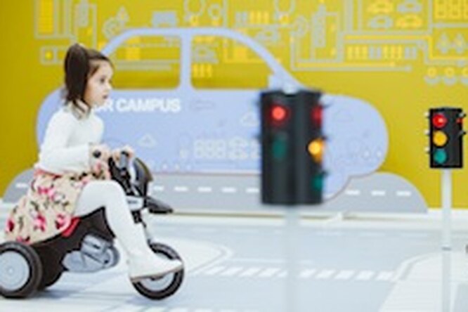 Знаменитости с детьми на открытии школы дорожной безопасности Junior Campus Знаменитости с детьми на открытии школы дорожной безопасности Junior Campus