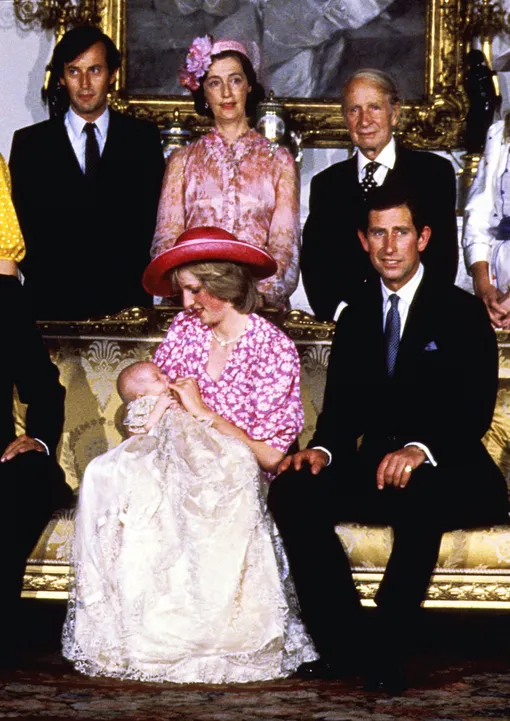Леди Сьюзен Хасси (в центре на заднем плане) на крестинах принца Уильяма 4 августа 1982 года