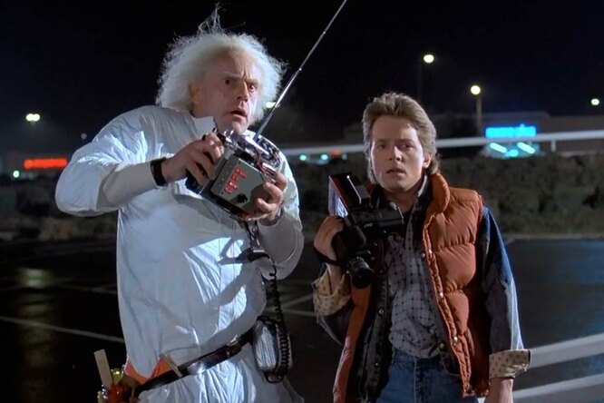 Безумный профессор и Марти из фильма «Назад в будущее» встретились спустя 35 лет. И вот как они выглядят