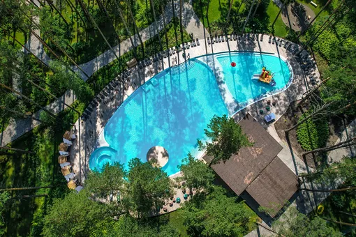 Гордость курорта — открытый подогреваемый бассейн площадью 940 кв.м. Вода поступает из артезианской скважины. Есть мелководная детская зона с аттракционами