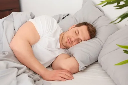 Ученые пока точно сказать не могут, почему человек выбирает правый или левый бок для сна