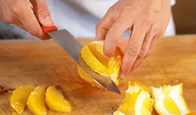Для подачи приготовьте так называемое «филе апельсина»: срежьте кожу до апельсиновой мякоти, а затем вырежьте дольки, оставив все перепонки. Выделившийся апельсиновый сок можно слить в миску с рыбой.