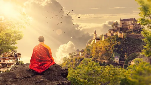 монах сидит в горах и медитирует