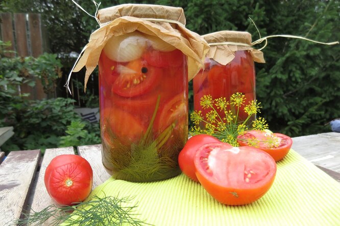 Нарезанные маринованные помидоры с луком